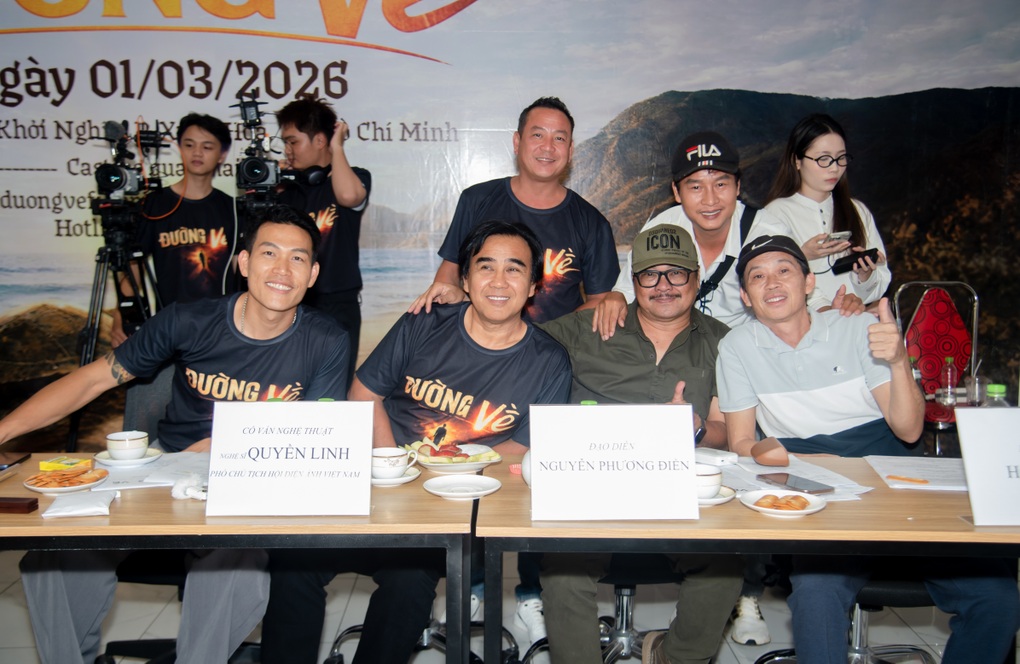 Khả Ngân bật khóc khi được Quyền Linh thị phạm diễn xuất - 1