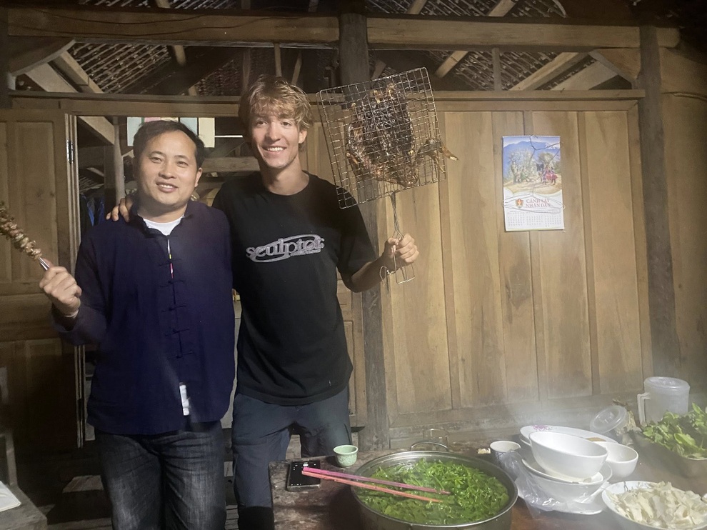 Khách Tây chặt đĩa gà tan nát và bức thư tay gửi chủ ở Lào Cai gây xúc động - 1