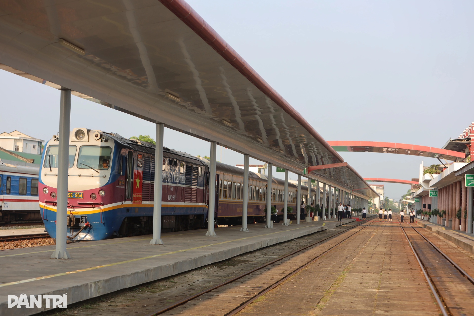 Khách Tây mặc áo dài khám phá cung đường sắt đẹp nhất thế giới ở Việt Nam - 1 Khách Tây mặc áo dài khám phá cung đường sắt đẹp nhất thế giới ở Việt Nam - 1