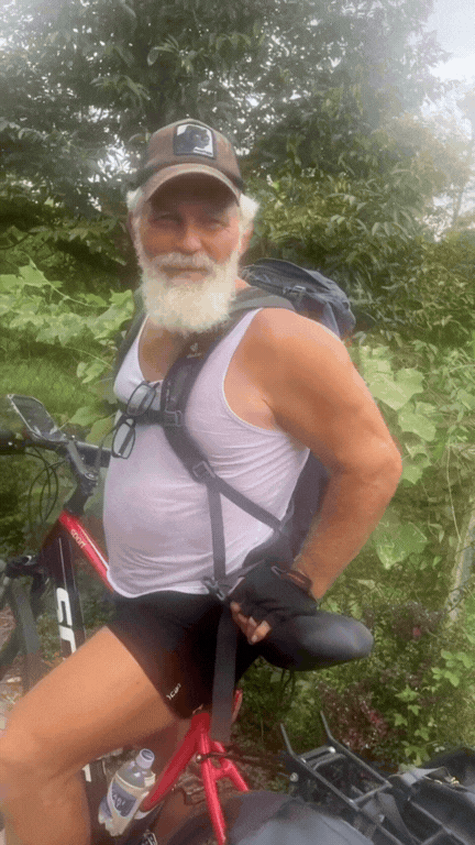 Khách Tây tấp vào nhà dân Đồng Tháp ăn uống no say rồi may đồ trả công- Ảnh 1.