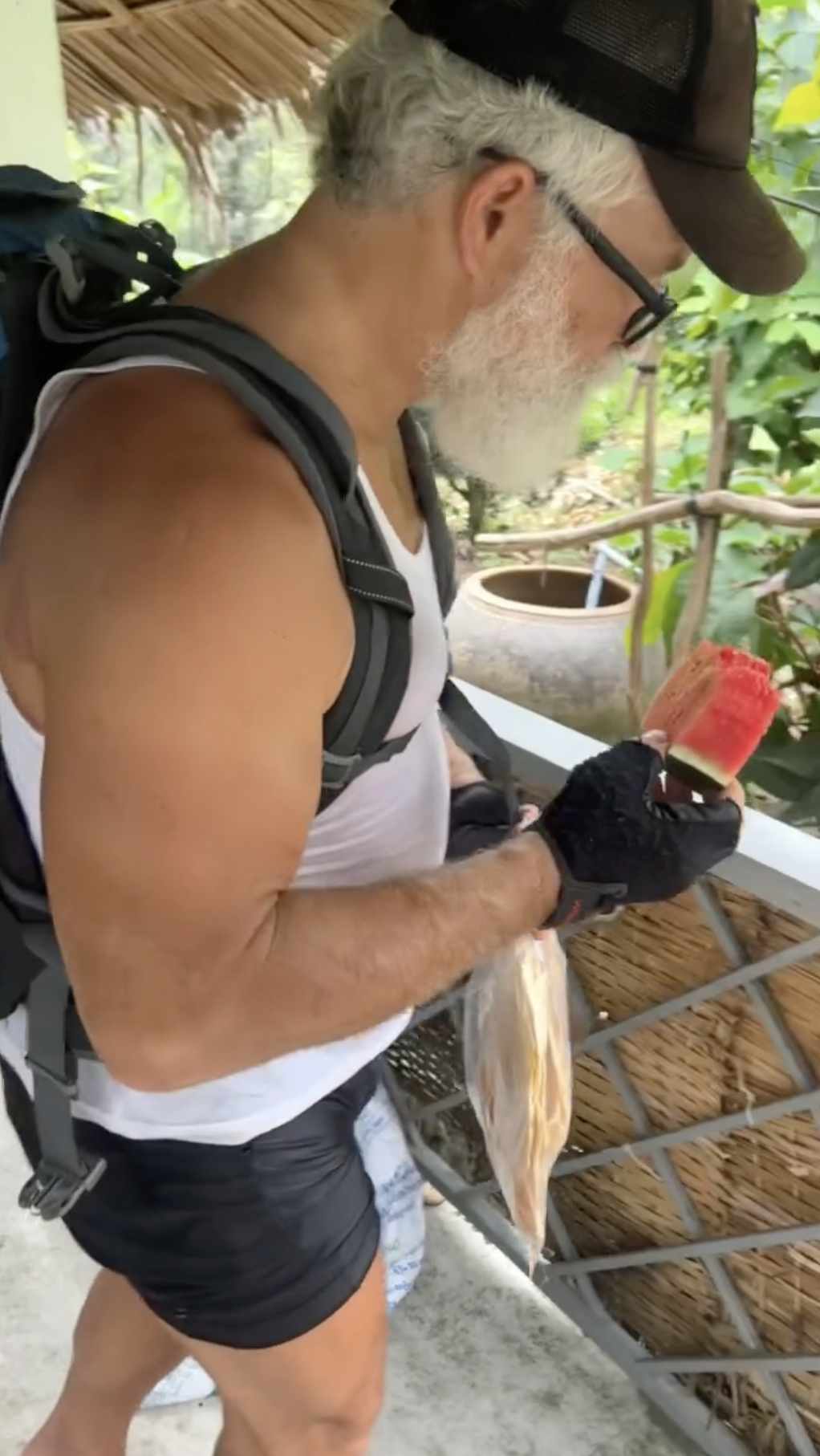 Khách Tây tấp vào nhà dân Đồng Tháp ăn uống no say rồi may đồ trả công- Ảnh 5.