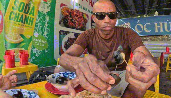 Khách Tây thưởng thức món lạ ở vỉa hè Đà Nẵng, nức nở khen giòn, ngon - 5