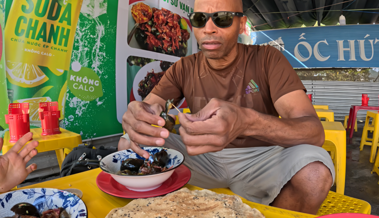 Matt thưởng thức món ốc hút vỉa hè ở Đà Nẵng
