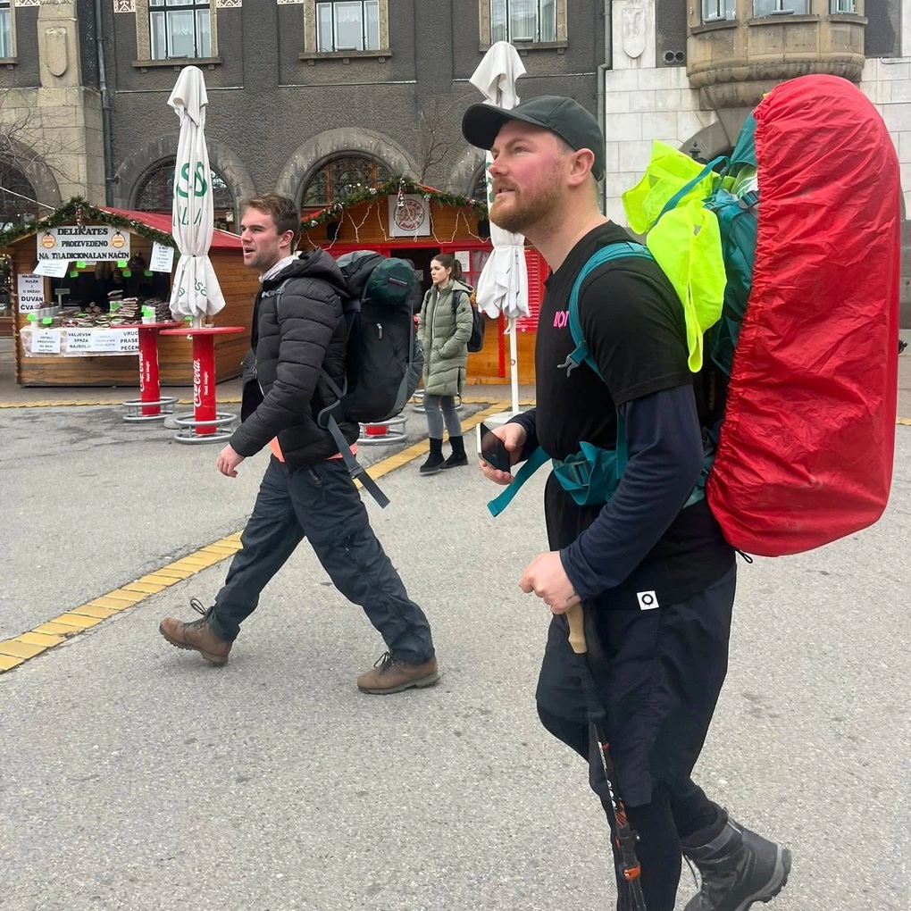 Khách Tây từng nhận lời thách đấu đi bộ từ Anh sang Việt Nam, giờ ra sao? - 1