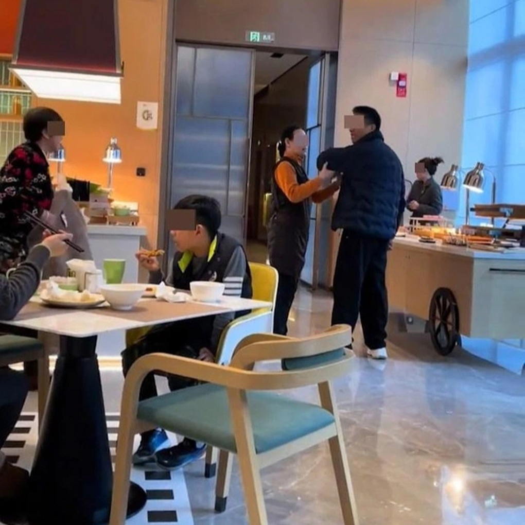 Khách Trung Quốc ăn buffet đòi gói mang về, bị nhắc nhở quay ra đánh người - 1
