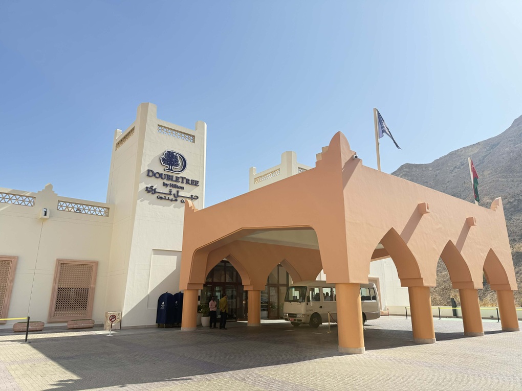 Khách Việt đi châu Âu mắc kẹt tại Trung Đông, được bố trí ở khách 5 sao - 3