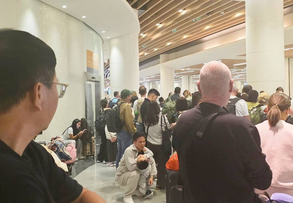 Khách Việt đi châu Âu mắc kẹt tại Trung Đông, được bố trí ở khách 5 sao - 1