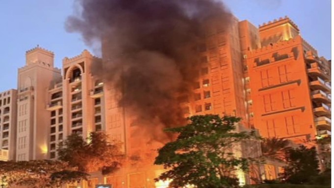 Khách Việt hoãn hủy tour đi Trung Đông vì lo sợ chiến sự 1 Khách sạn tại Dubai bị cháy do mảnh vỡ của máy bay không người lái Iran bị UAE đánh chặn rơi xuống. Ảnh: Pragativadi