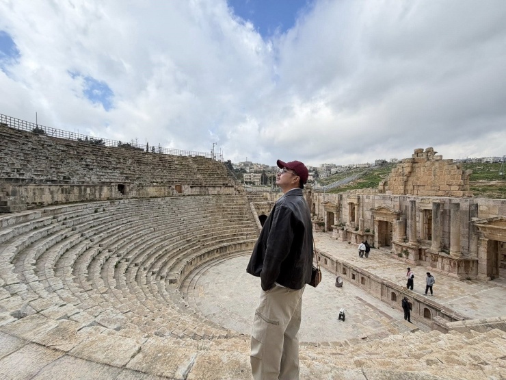 Anh Lý Thành Cơ đang trong chuyến du lịch Jordan. Ảnh: NVCC