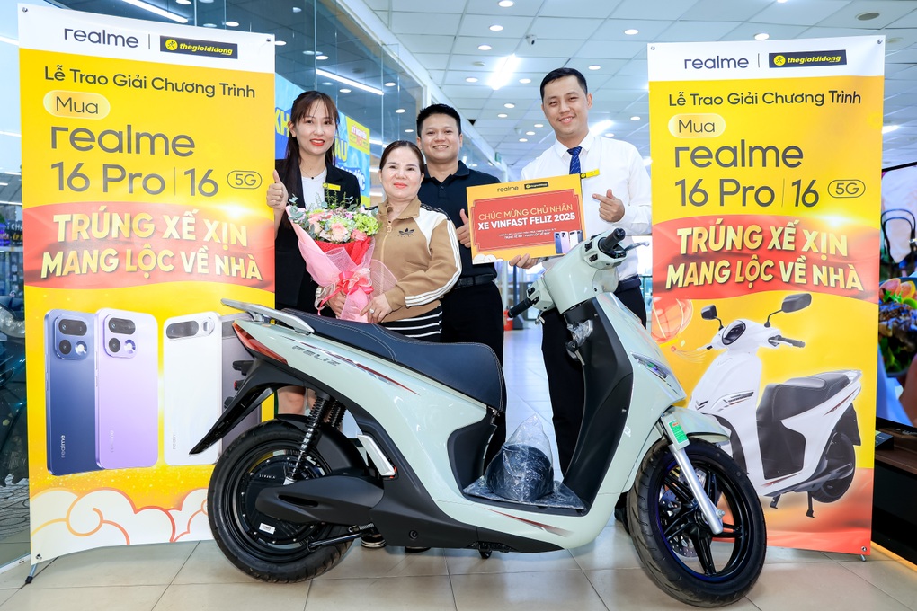 Khách hàng trúng xe điện khi mua realme 16 Series tại Thế Giới Di Động - 1