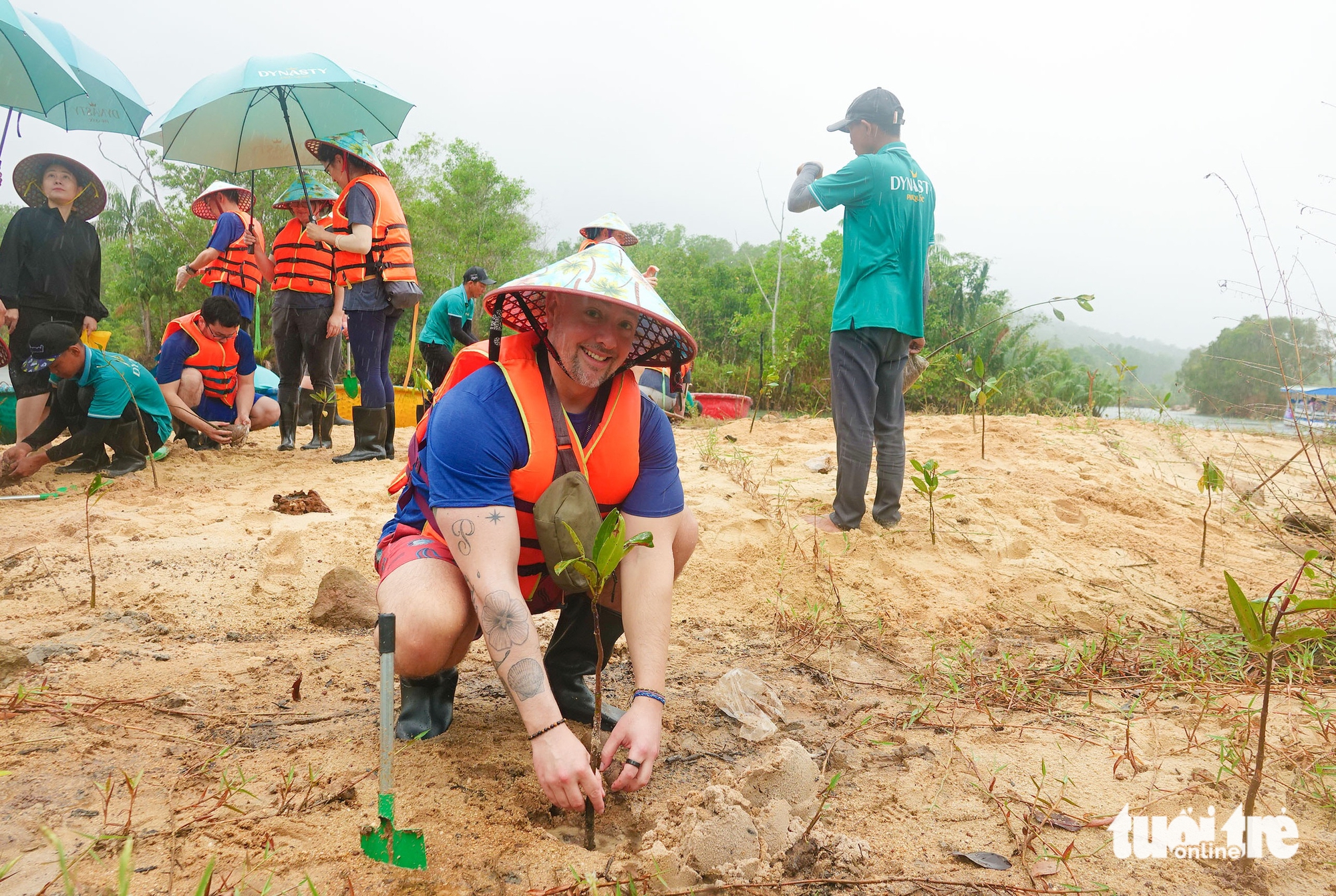 Khách quốc tế thích chài lưới, kéo vó và trồng cây xanh ven sông Cửa Cạn ở Phú Quốc 1 Phú Quốc - Ảnh 1.