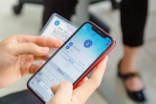 Khám chữa bệnh BHYT năm 2026: Thủ tục mới nhất người dân cần biết 3 Người dân có thể xuất trình thẻ BHYT bản điện tử trên VNeID, VssID thay thế cho bản giấy khi khám chữa bệnh