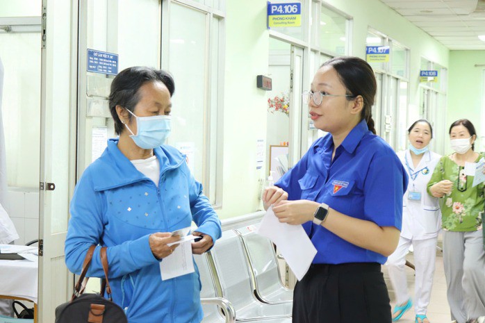 Khám chữa bệnh BHYT năm 2026: Thủ tục mới nhất người dân cần biết 1 Người tham gia BHYT khi khám bệnh, chữa bệnh phải xuất trình thông tin về thẻ BHYT, giấy tờ chứng minh nhân thân