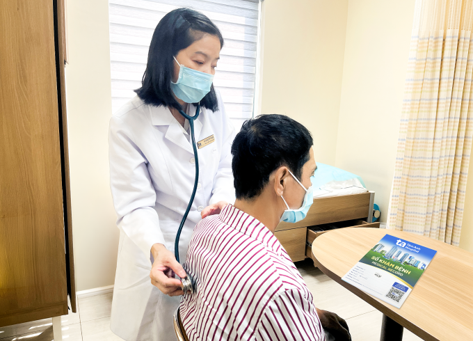 Bác sĩ Ngọc khám cho ông Sang sau một tuần xuất viện điều trị hẹp van động mạch chủ. Ảnh: Bệnh viện Đa khoa Tâm Anh