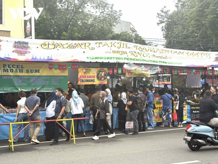 Khu chợ tại Benhil tấp nập khi đến giờ "xả chay"