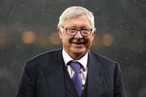 Ngôi sao MU đánh vào hạ bộ Sir Alex Ferguson và phản ứng gây sốc