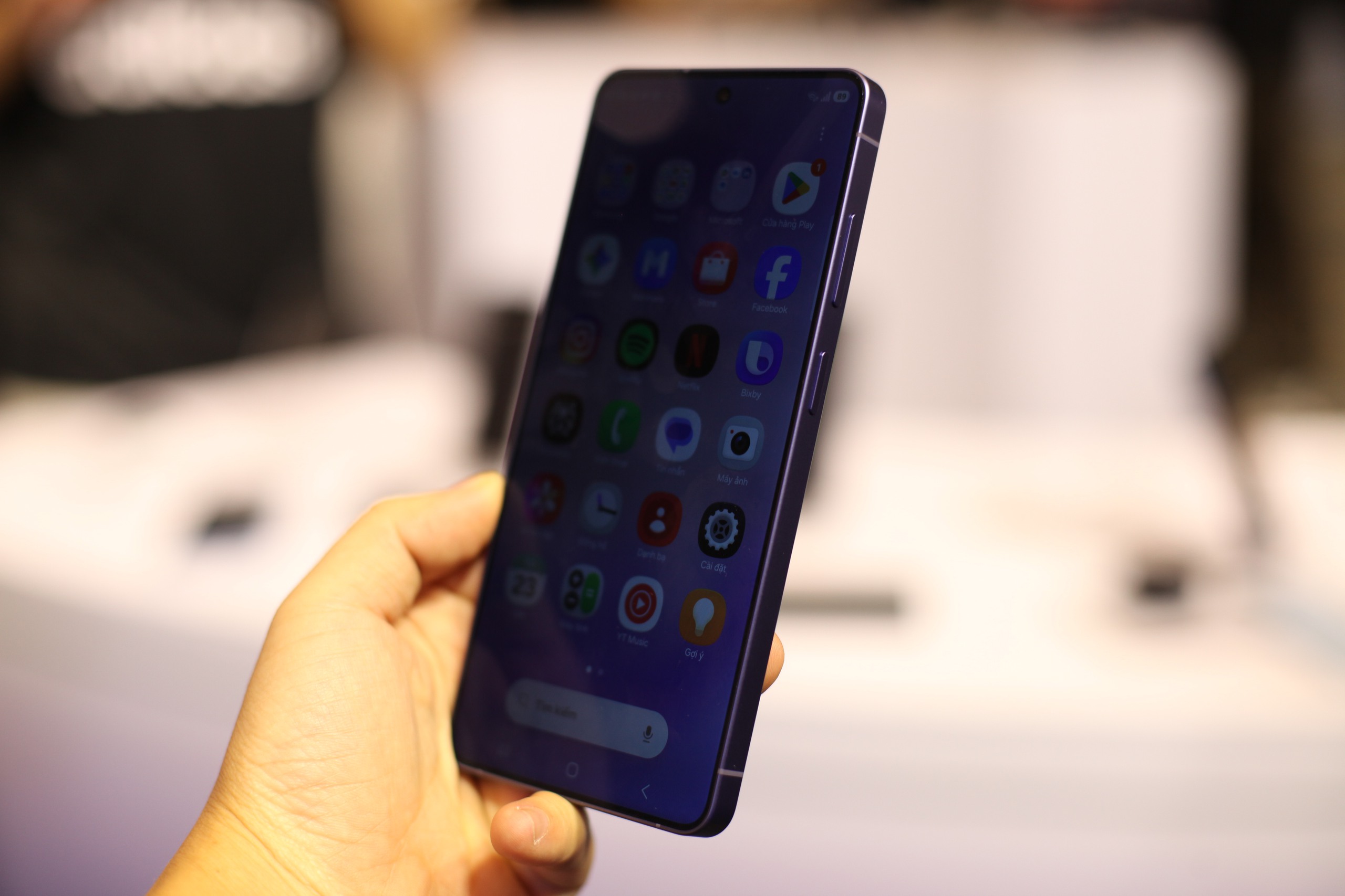 Khám phá màn hình chống nhìn trộm trên Galaxy S26 Ultra 1 Màn hình chống nhìn trộm của Samsung không chỉ dành cho người nhiều bí mật - Ảnh 1.