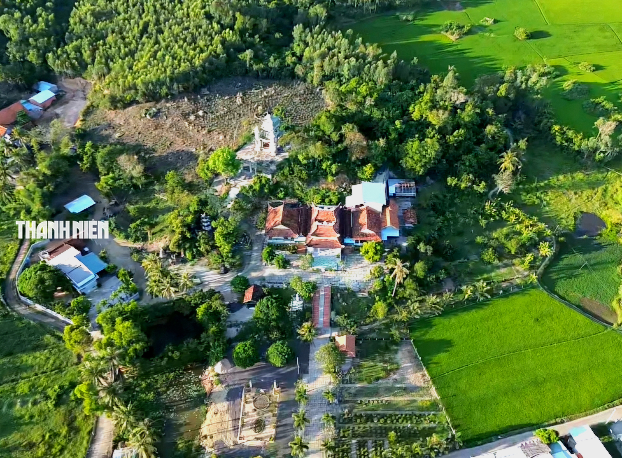 Khám phá ngôi chùa bên núi A Mang với hơn 500 mộ cổ- Ảnh 1. Khám phá ngôi chùa bên núi A Mang với hơn 500 mộ cổ- Ảnh 1.