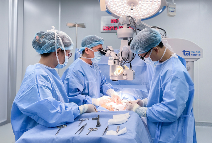 Bác sĩ Huy (giữa) phẫu thuật micro-TESE tìm tinh trùng cho người bệnh. Ảnh: Bệnh viện Đa khoa Tâm Anh - Quận 8