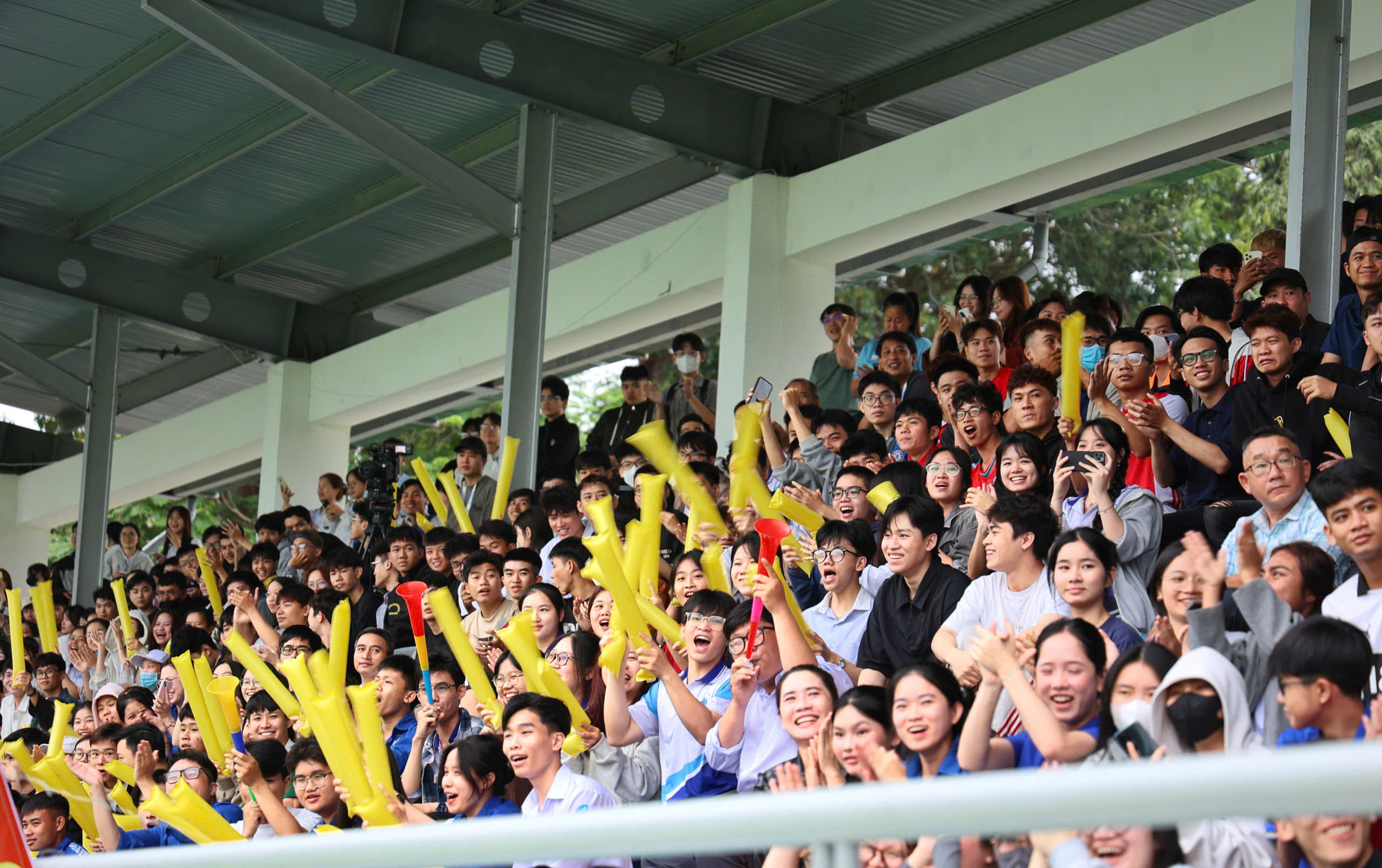 TNSV THACO cup 2026: Khán đài SVĐ Trường ĐH Nha Trang chật kín khán giả- Ảnh 1.