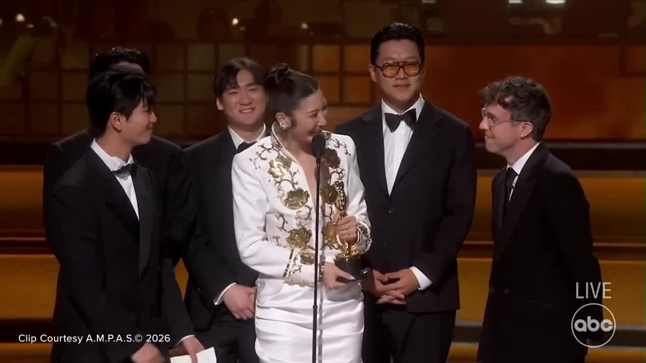 Êkíp nhận giải Ca khúc xuất sắc cho 'Golden' ở Oscar 2026