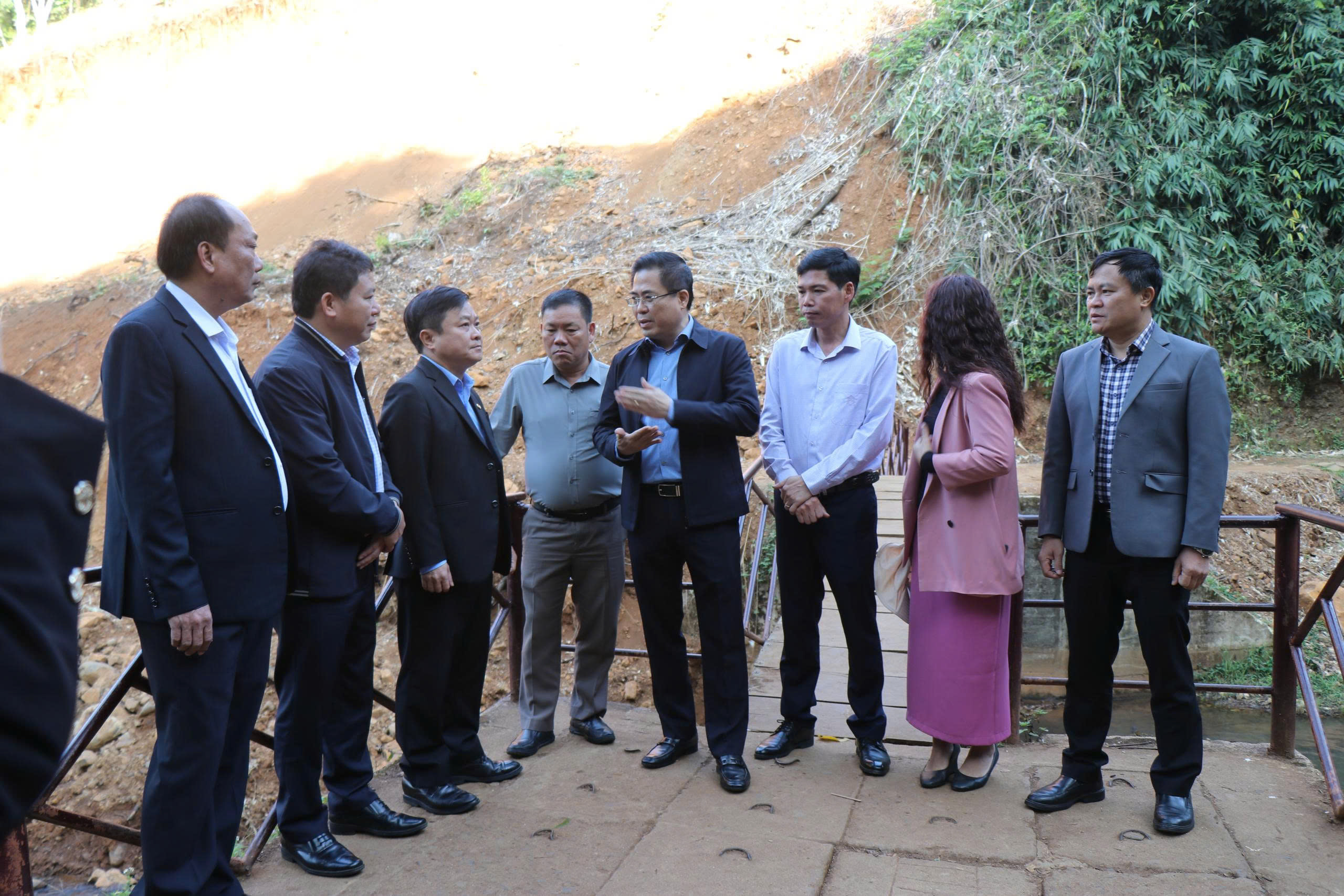 Khẩn trương xử lý sạt lở thác Pa Sỹ, điểm du lịch ‘đinh’ của Măng Đen - Ảnh 1.