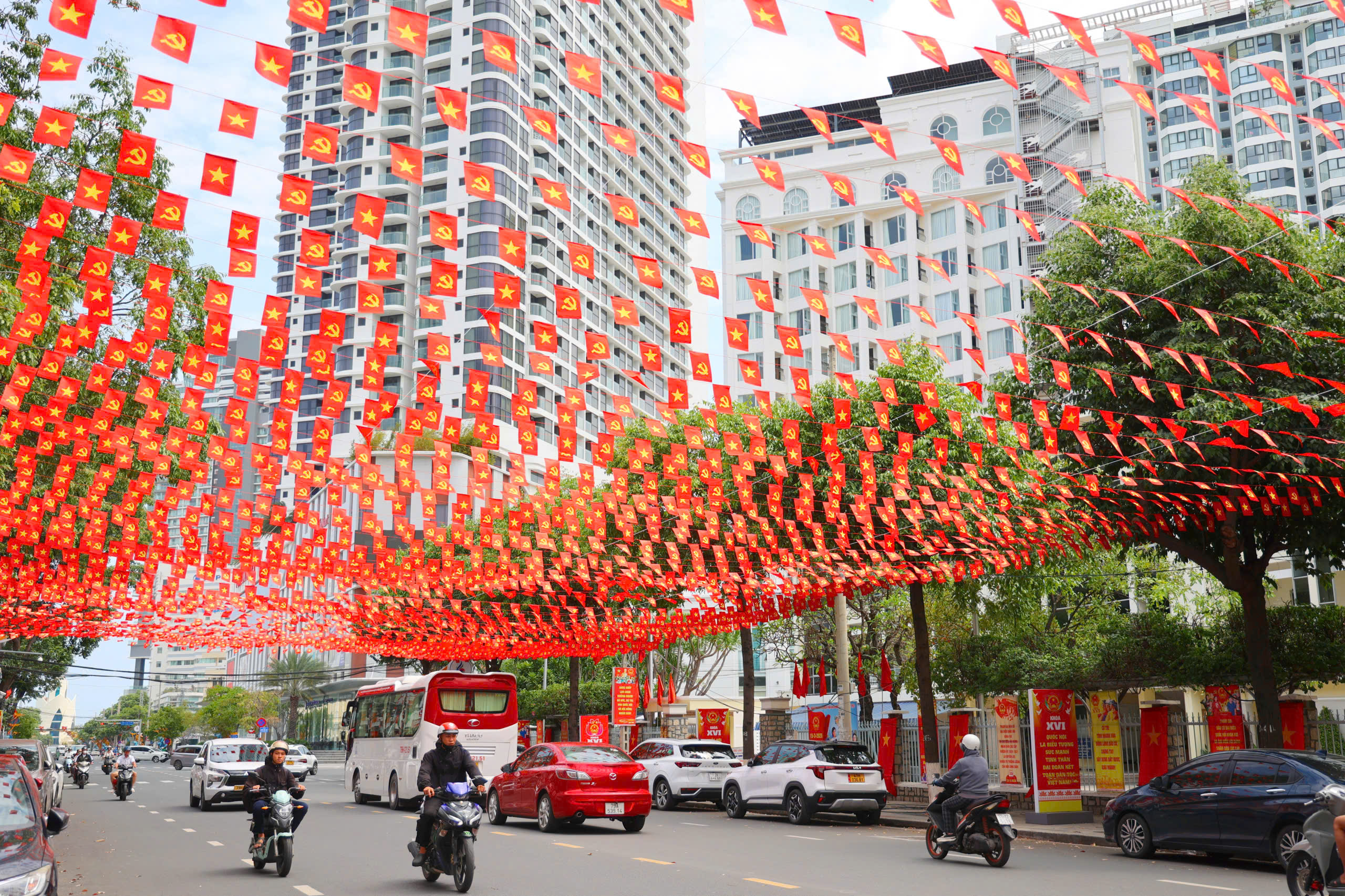 Khánh Hòa rực rỡ cờ hoa chào ngày hội bầu cử - Ảnh 1.