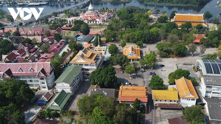Chùa Khánh Thọ còn có tên tiếng Thái là Thavorn Wararam, chùa do người Việt di cư đến sinh sống tại tỉnh Kanchanaburi xây dựng.