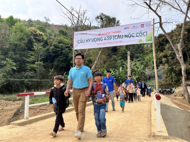 Khanh thanh cau cho hon 1600 dan ban vung cao
