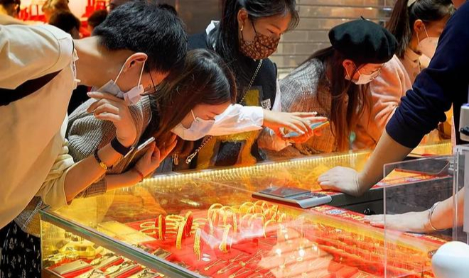 Quyết tâm mua vàng: Khi các “bà dì” quanh năm lo việc bếp núc đầu tư, kiến thức “bằng 0” vẫn khiến khối người phải nể!- Ảnh 1.