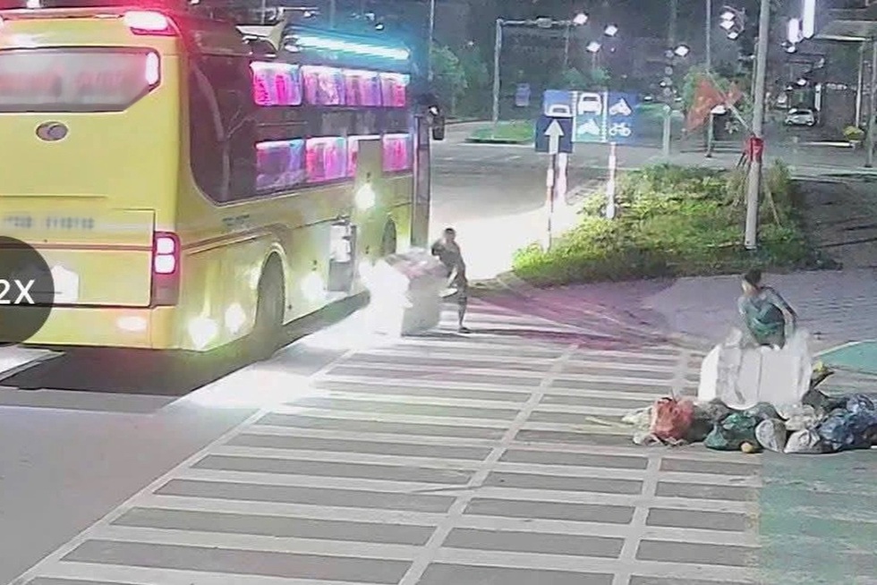 Khi chủ tịch phường “truy” người xả rác bừa bãi - 1