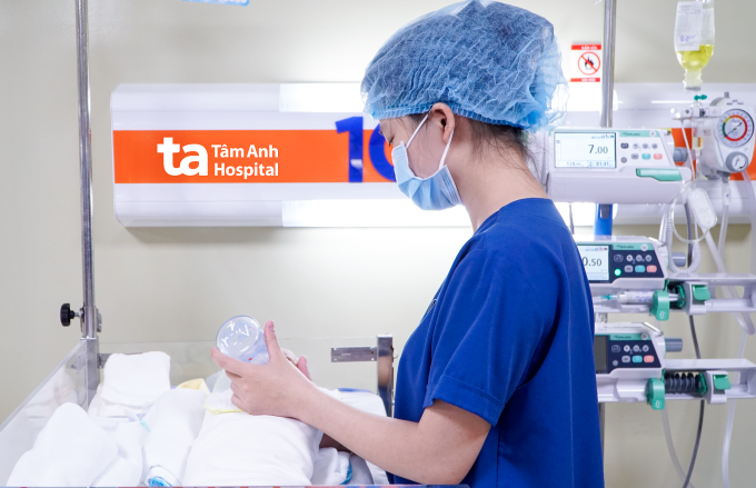 Điều dưỡng Trung tâm Sơ sinh tập bú sữa mẹ cho bé sinh non. Ảnh: Bệnh viện Đa khoa Tâm Anh
