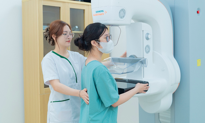 Một bệnh nhân chụp nhũ ảnh tầm soát ung thư vú. Ảnh: Loan Trần