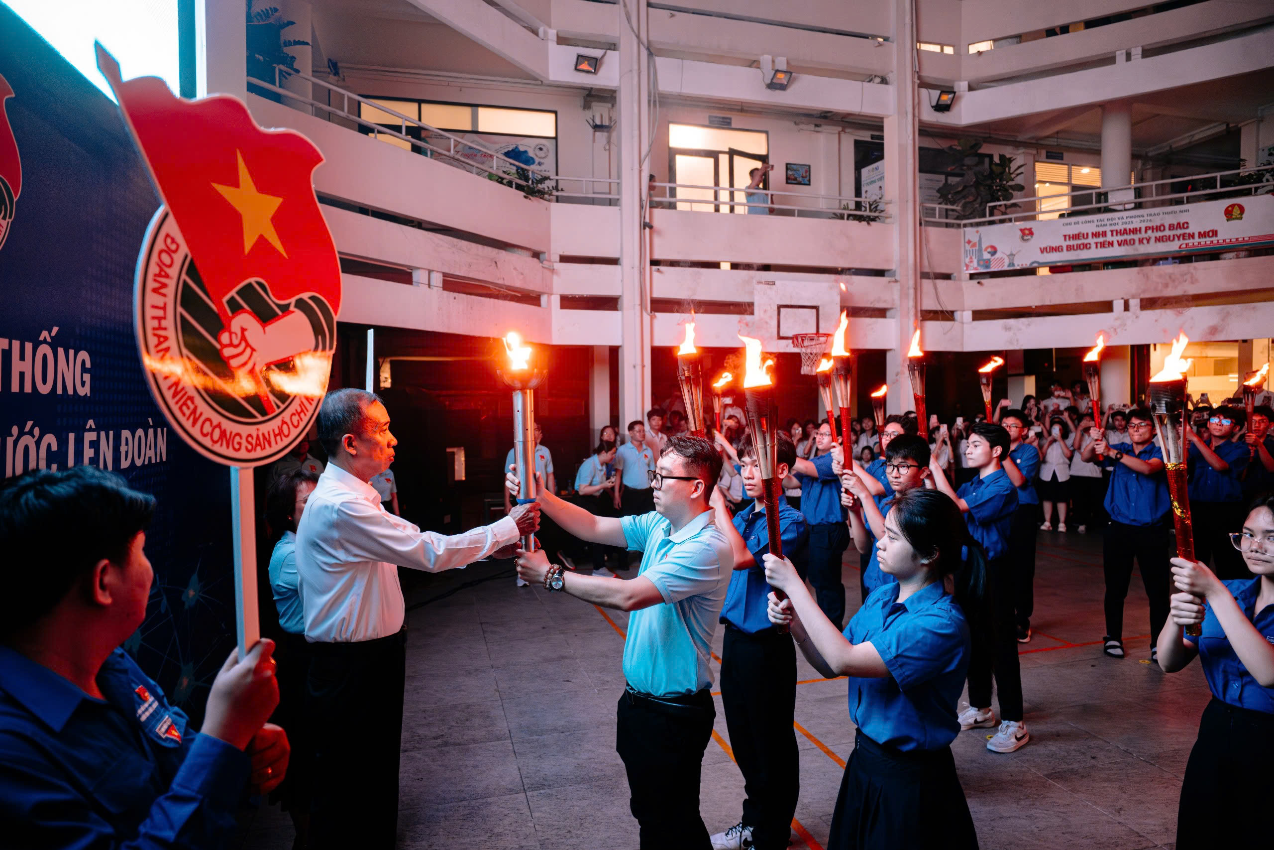 Khi ngọn lửa được thắp lên giữa lòng 'ngôi sao' tuổi trẻ 1 Khi ngọn lửa được thắp lên giữa lòng 'ngôi sao' tuổi trẻ - Ảnh 1.