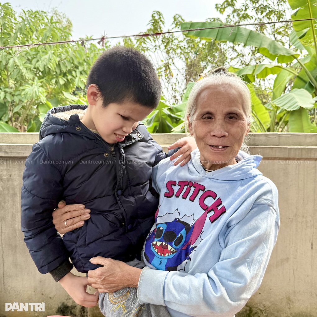 Khó khăn chồng chất khi gia đình có 3 người khiếm thị, thiểu năng trí tuệ - 2