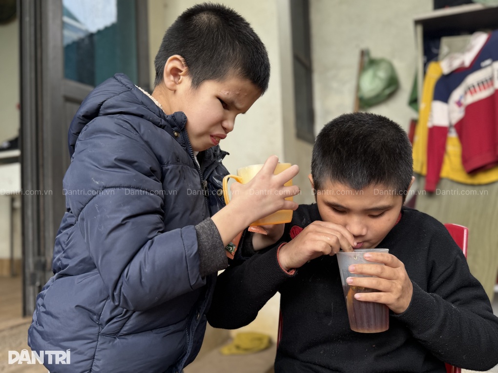 Khó khăn chồng chất khi gia đình có 3 người khiếm thị, thiểu năng trí tuệ - 1