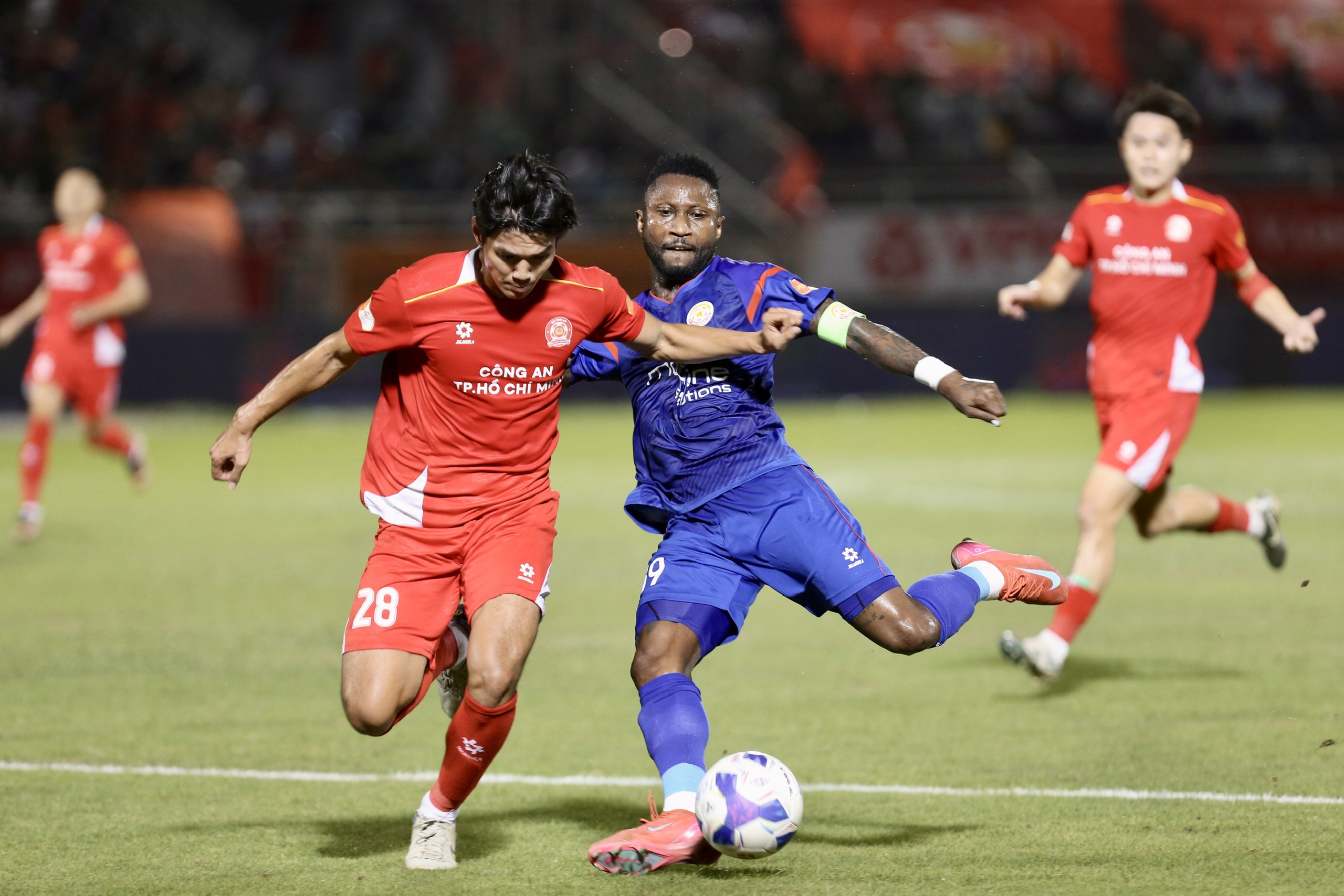 CLB Công an TP.HCM đánh bại PVF-CAND: Khoa Ngô tỏa sáng, HLV Trần Tiến Đại ra mắt... buồn- Ảnh 1. CLB Công an TP.HCM đánh bại PVF-CAND: Khoa Ngô tỏa sáng, HLV Trần Tiến Đại ra mắt... buồn- Ảnh 1.