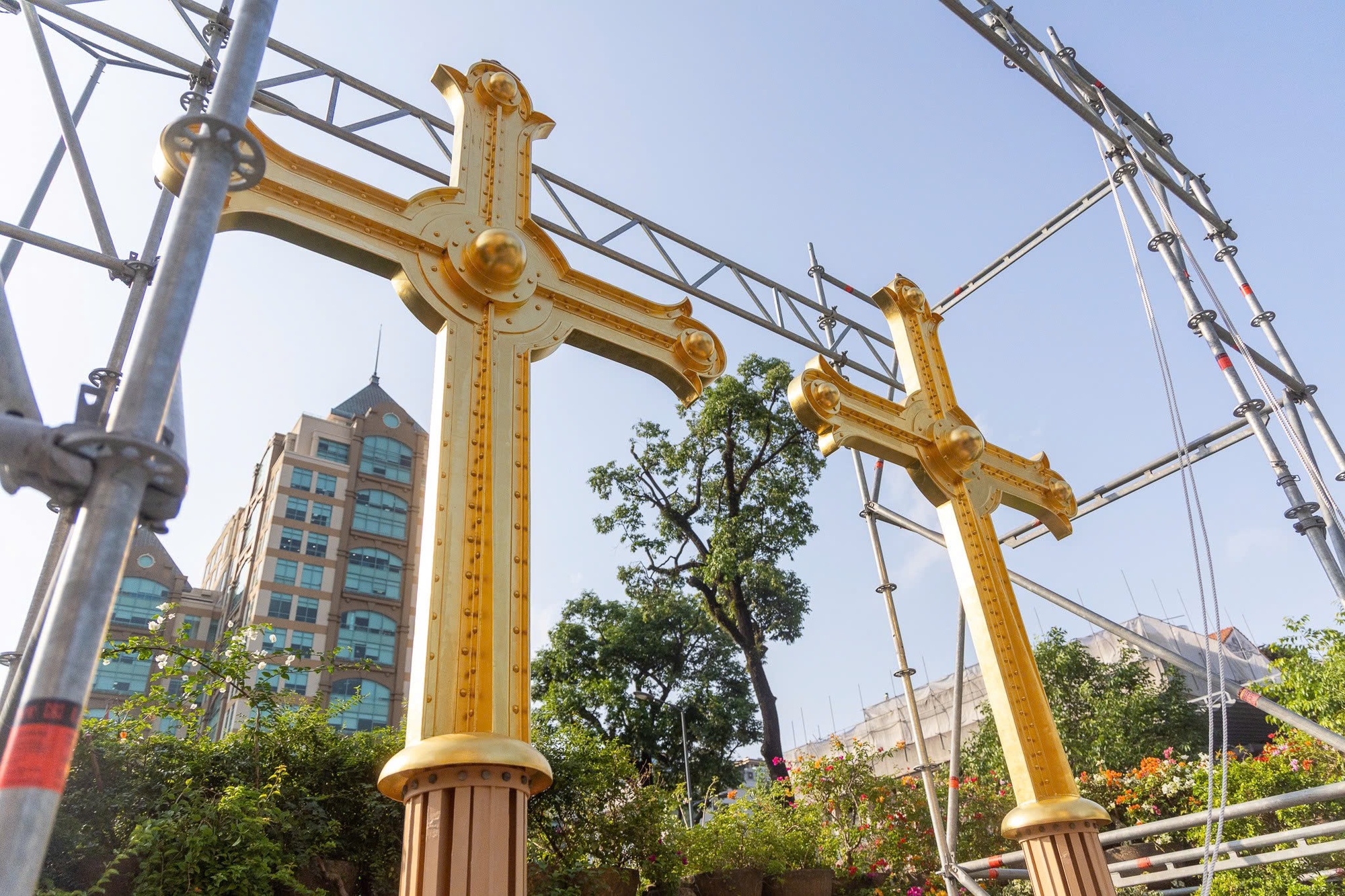 Khoảnh khắc 2 thánh giá mạ vàng nặng 400kg trở lại đỉnh nhà thờ Đức Bà Sài Gòn, người dân chăm chú theo dõi- Ảnh 1.