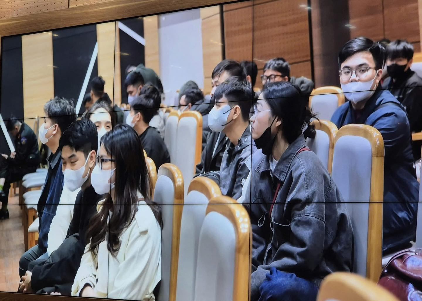 Khoảnh khắc Công an ập vào “tóm gọn” team Xôi Lạc TV, nhiều nhân viên đang ngồi trước dàn máy tính không kịp phản ứng- Ảnh 1.