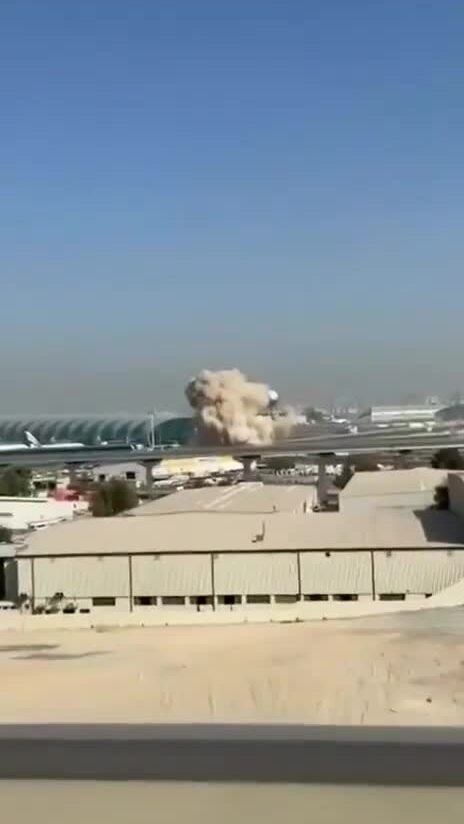 Khoảnh khắc UAV phát nổ khiến sân bay Dubai đóng cửa