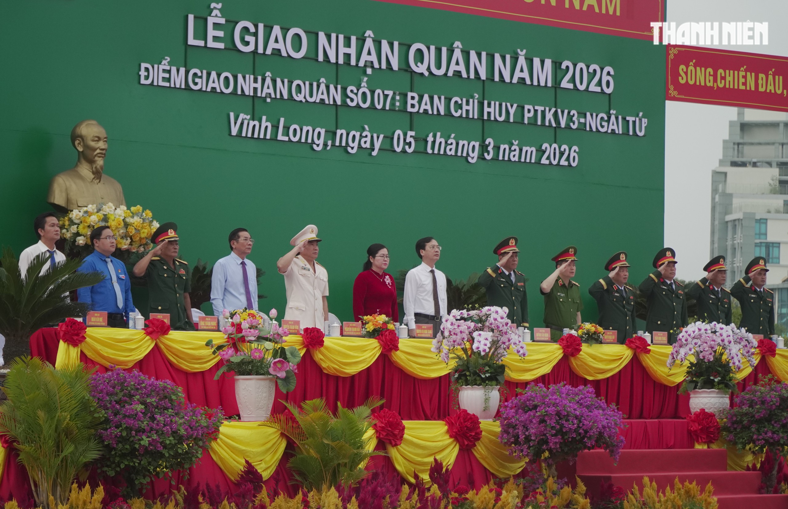 Khoảnh khắc xúc động hơn 4.400 tân binh ở Vĩnh Long lên đường nhập ngũ- Ảnh 1. Khoảnh khắc xúc động hơn 4.400 tân binh ở Vĩnh Long lên đường nhập ngũ- Ảnh 1.