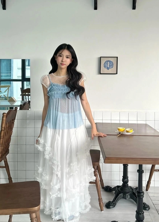 Khoe dáng đầy tinh tế với áo vải sheer - Ảnh 4.