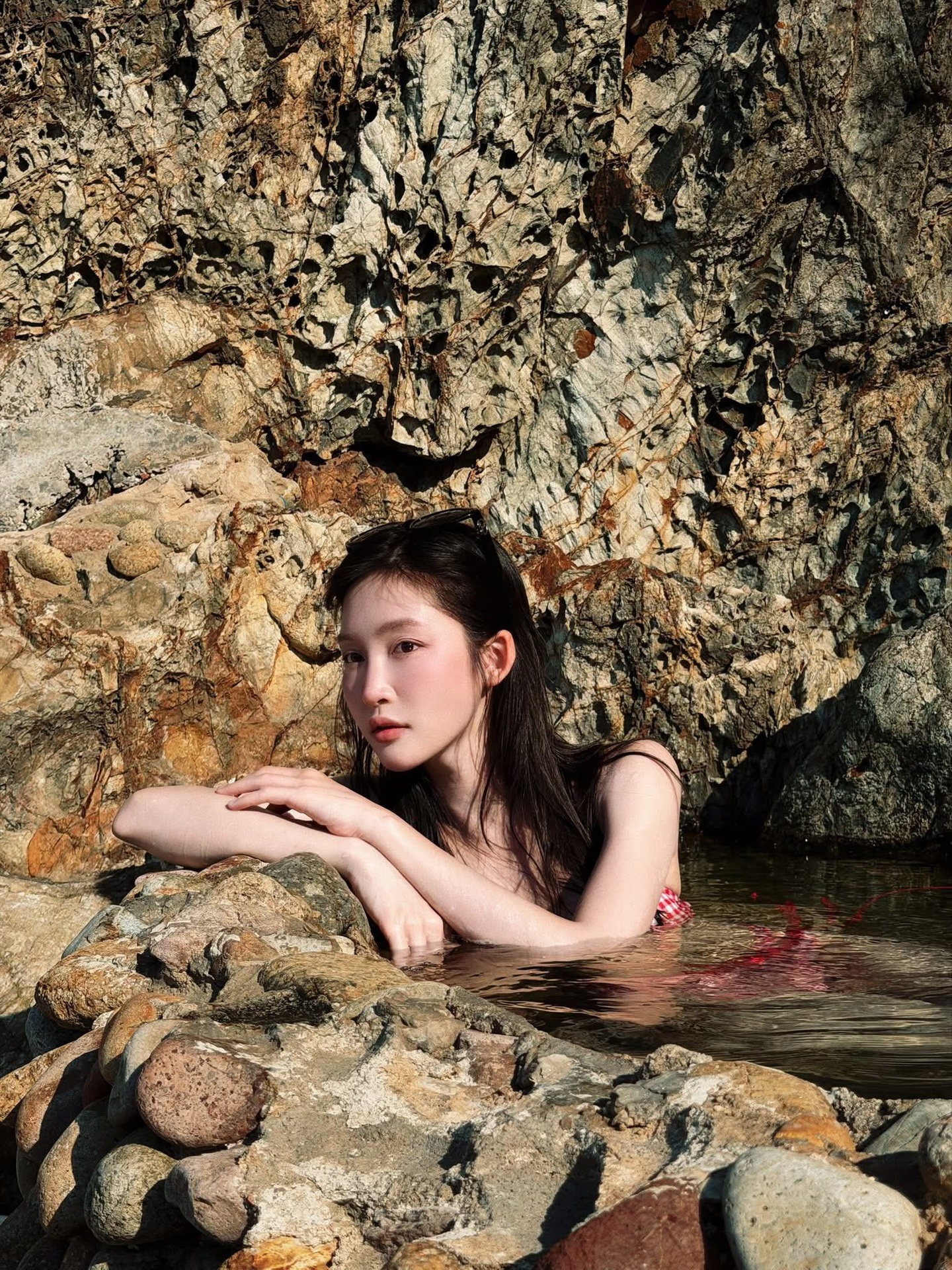 Vóc dáng khoe lần nào hot lần nấy của Juky San: Khoe ít, khoe nhiều không bằng khoe đúng chỗ- Ảnh 1.