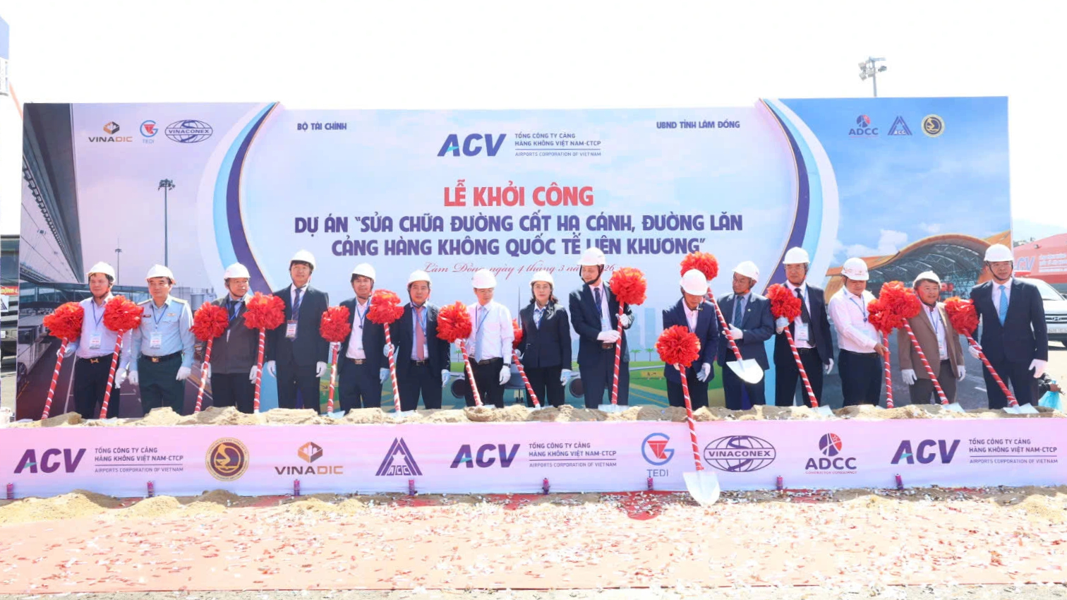 Khởi công sửa chữa đường cất hạ cánh, đường lăn sân bay Liên Khương 1 Khởi công sửa chữa đường cất hạ cánh, đường lăn sân bay Liên Khương - Ảnh 1.