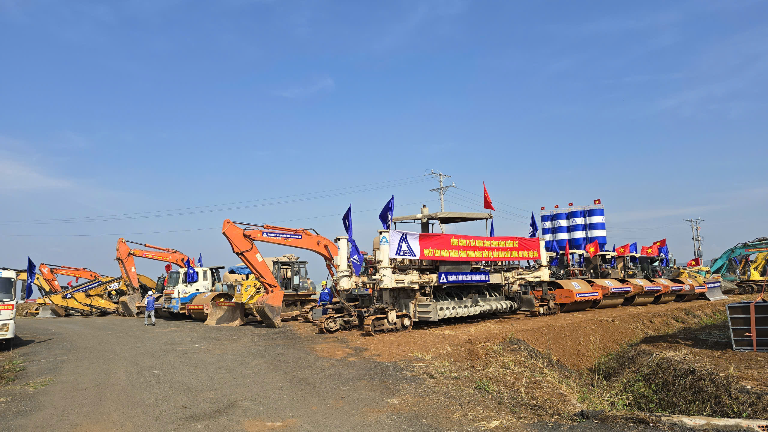 Khởi công sửa chữa đường cất hạ cánh, đường lăn sân bay Liên Khương 2 Khởi công sửa chữa đường cất hạ cánh, đường lăn sân bay Liên Khương - Ảnh 2.