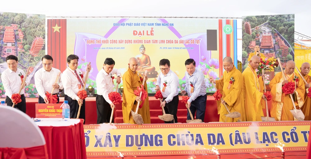 Các đại biểu thực hiện nghi thức động thổ khởi công xây dựng không gian tâm linh Chùa Da (Âu Lạc cổ tự). chua-da.jpg