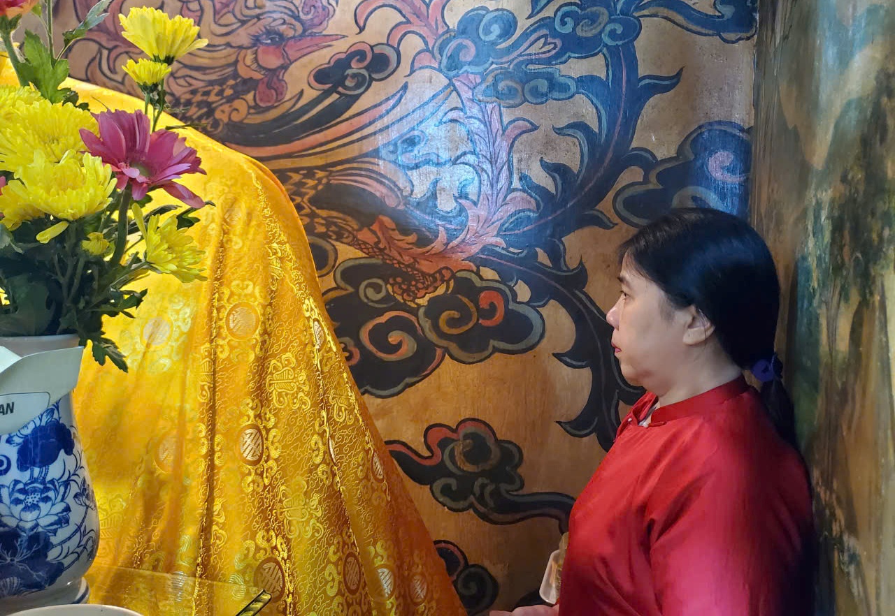 Vật thiêng của làng: Khối đá được thay hoàng bào mỗi năm- Ảnh 1.