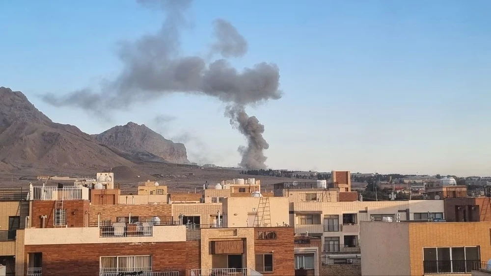 Những cột khói được nhìn thấy tại TP Isfahan (Iran) ngày 4-3. Ảnh: CNN iran trung đông châu âu.jpg