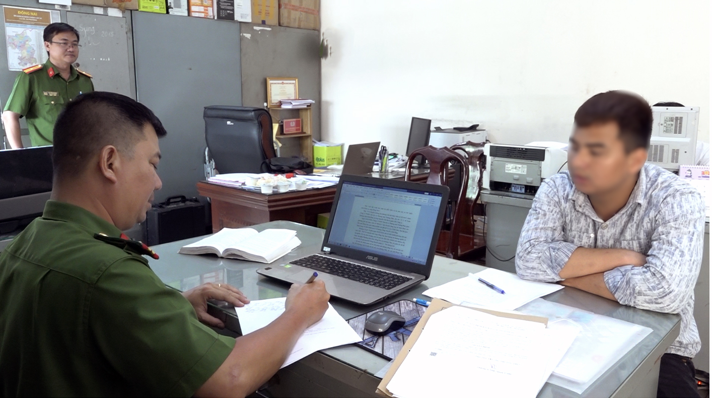 Khởi tố vụ án sà lan đụng cầu Ghềnh, đứt gãy giao thông đường sắt Bắc - Nam - Ảnh 1.