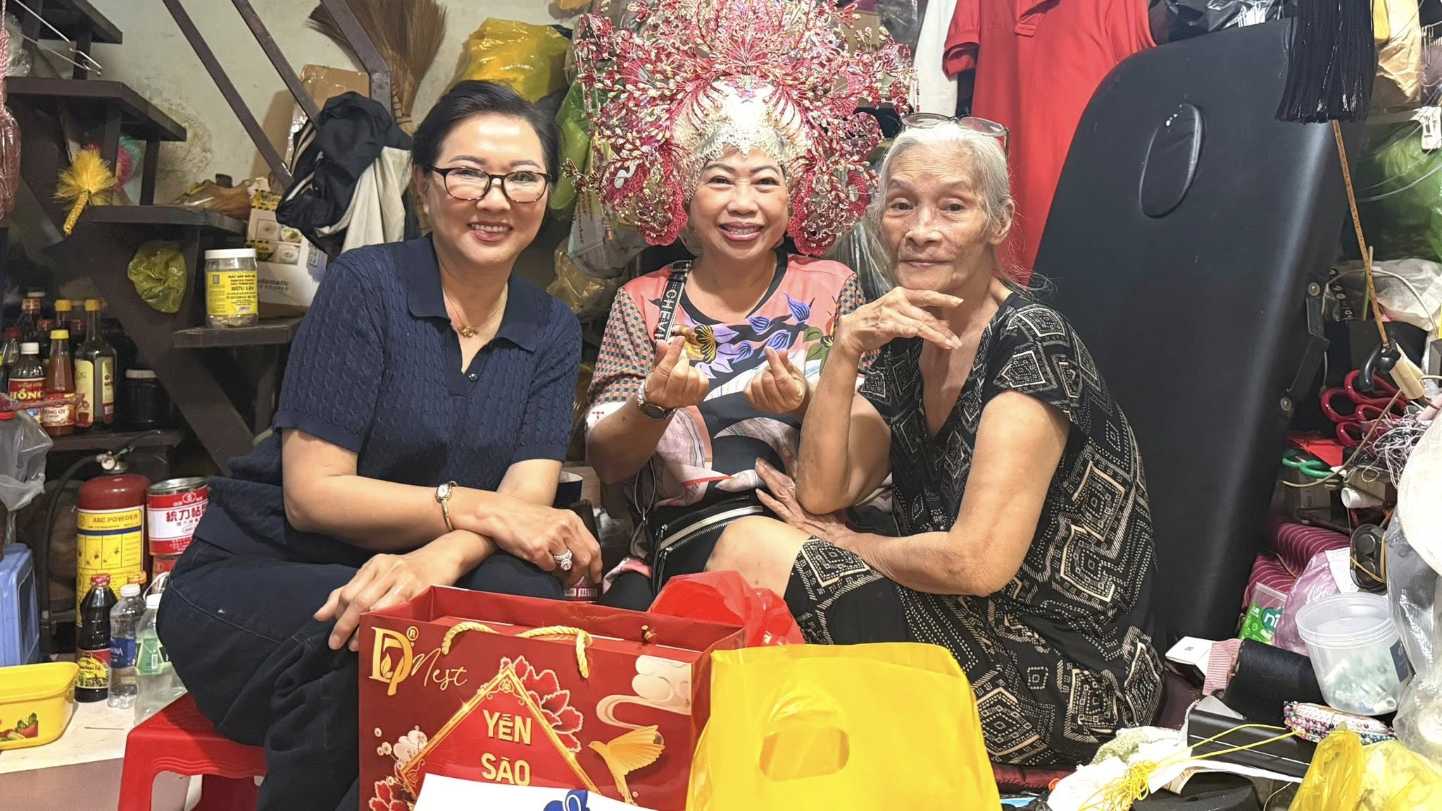 'Quái kiệt' cải lương Bo Bo Hoàng tuổi 79: Không bệnh, không nợ đã là hạnh phúc- Ảnh 1. 'Quái kiệt' cải lương Bo Bo Hoàng tuổi 79: Không bệnh, không nợ đã là hạnh phúc- Ảnh 1.